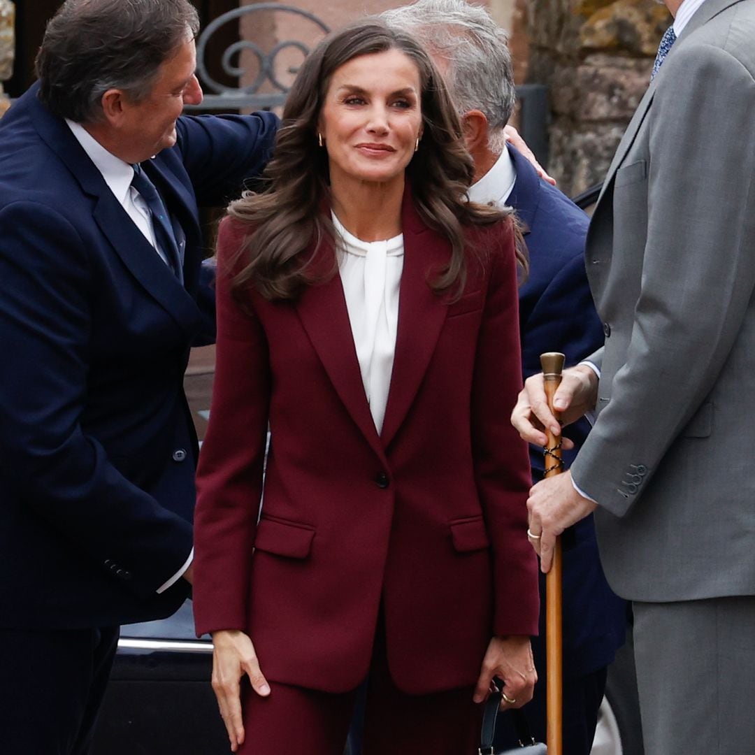 No guardes tus trajes (todavía): la reina Letizia ha rescatado el suyo con mocasines de Massimo Dutti para un día nublado de primavera