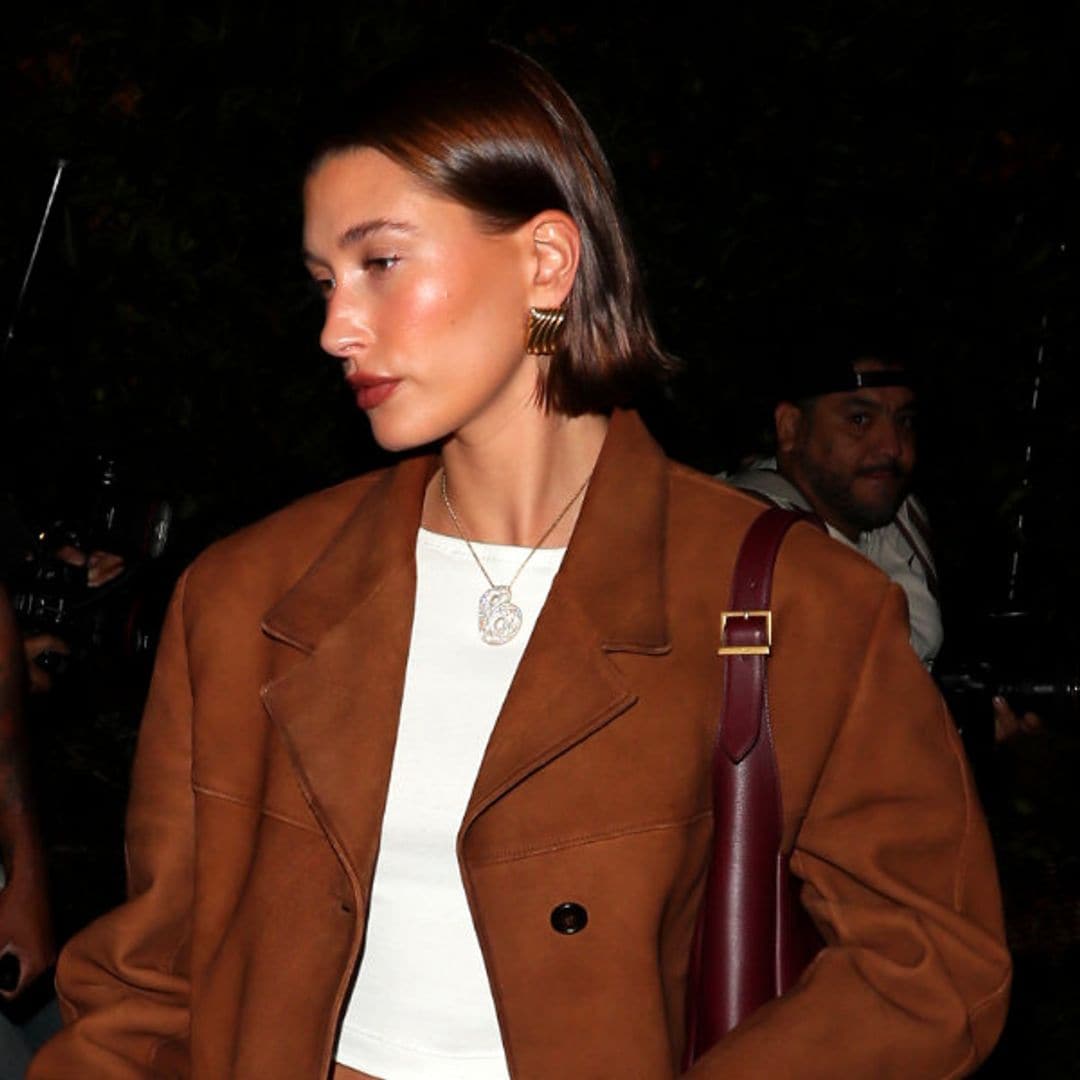 Hailey Bieber sale de fiesta con los zapatos de tacón cómodos que adoran las princesas europeas
