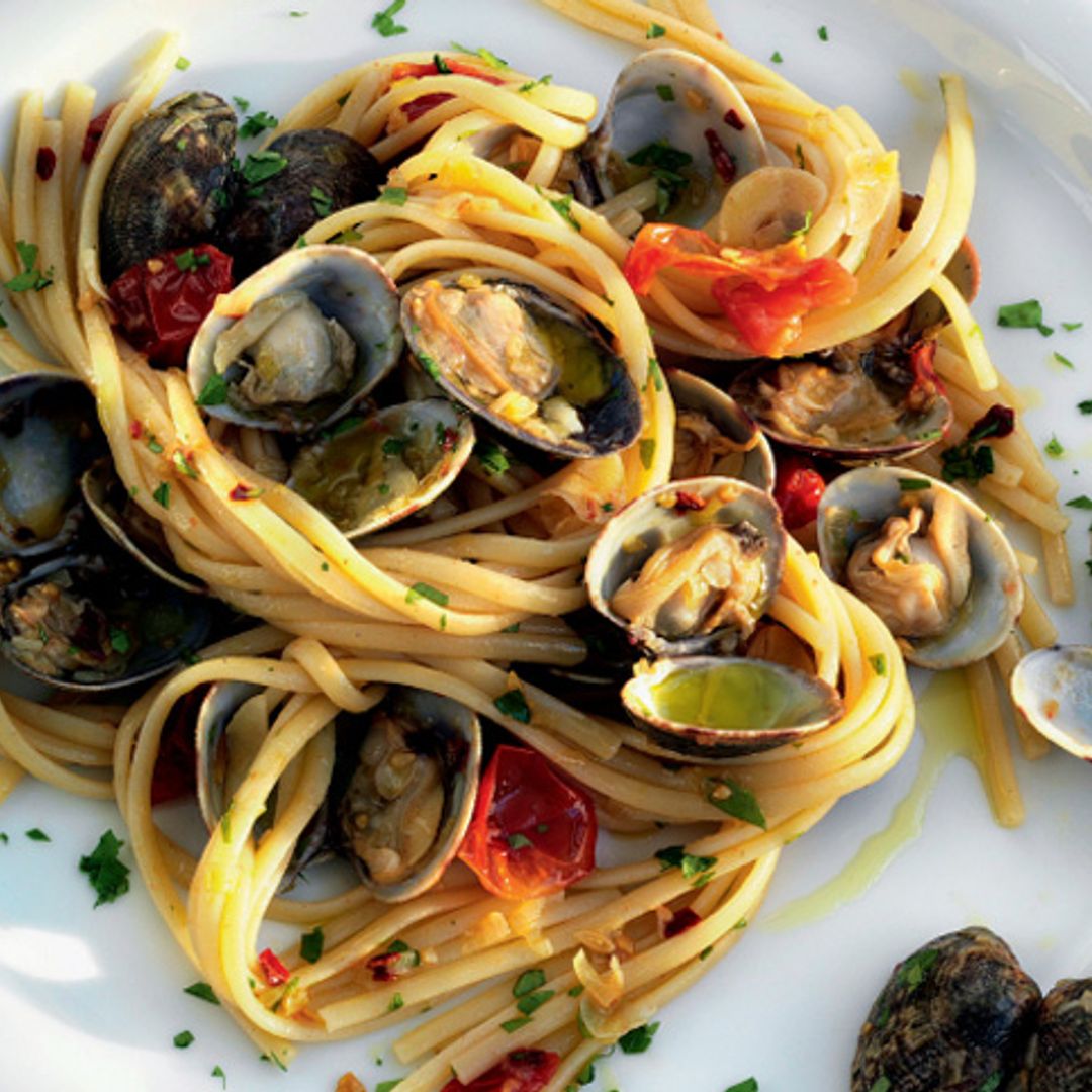 Espaguetis con almejas y tomates cherry
