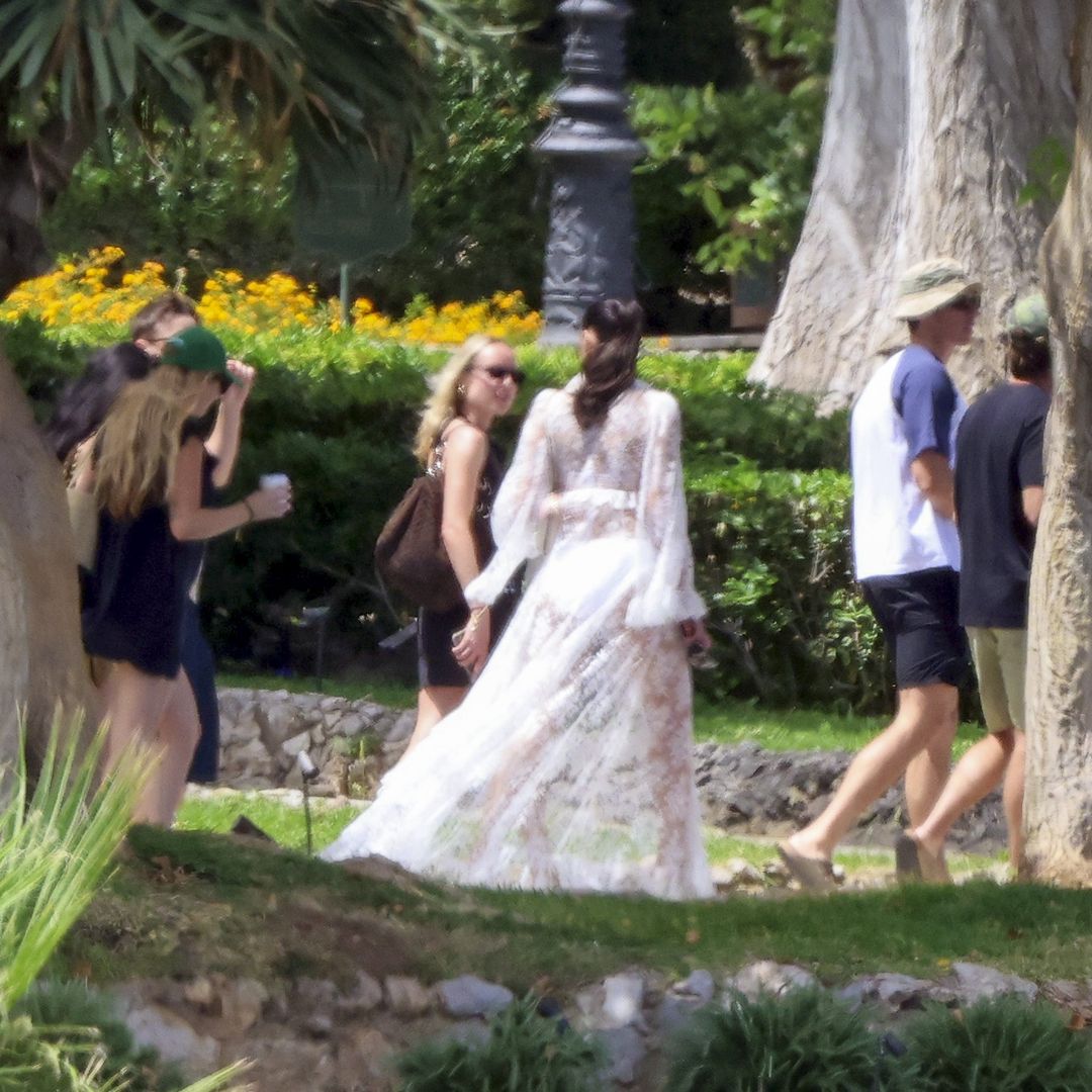 Más detalles del vestido de encaje de Dua Lipa.