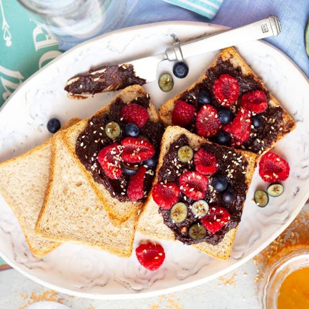 Tostadas con crema de cacao y frutos rojos
