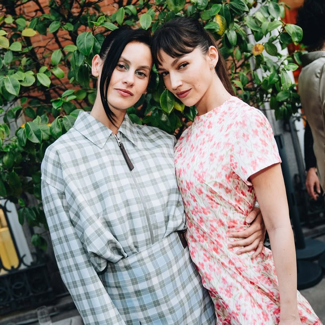 Úrsula Corberó deslumbra en Madrid con su vestido floral junto a una Milena Smit que se rinde al poder del ‘matching set’