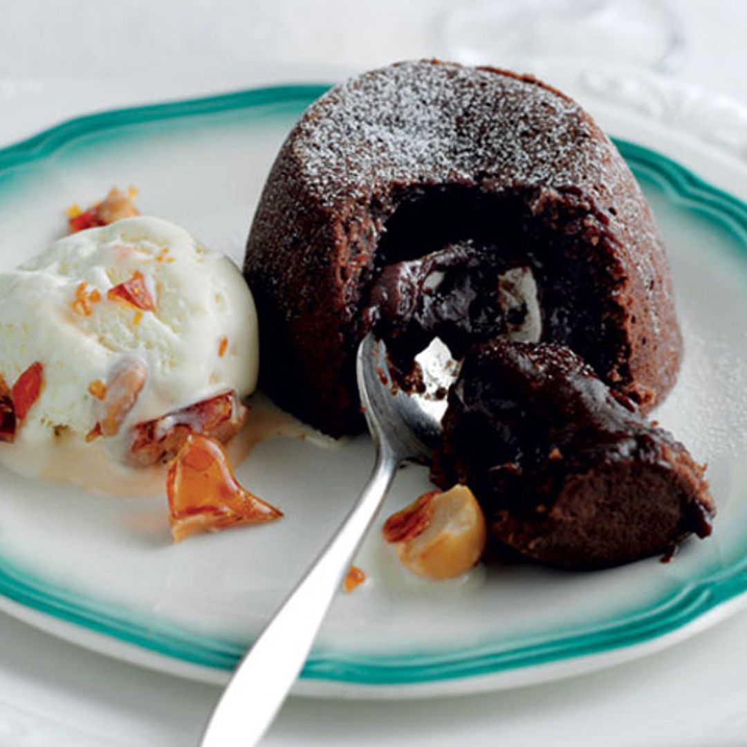 'Fondant' de chocolate salado con caramelo y helado de macadamia