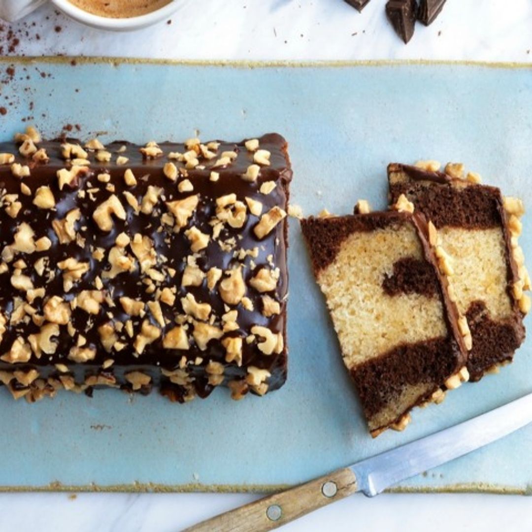Bizcocho de yogur con crema de chocolate y nueces