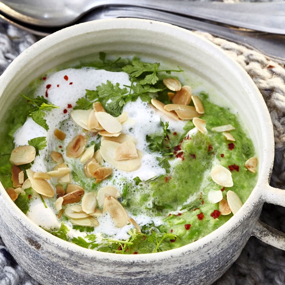 Sopa de guisantes con almendras