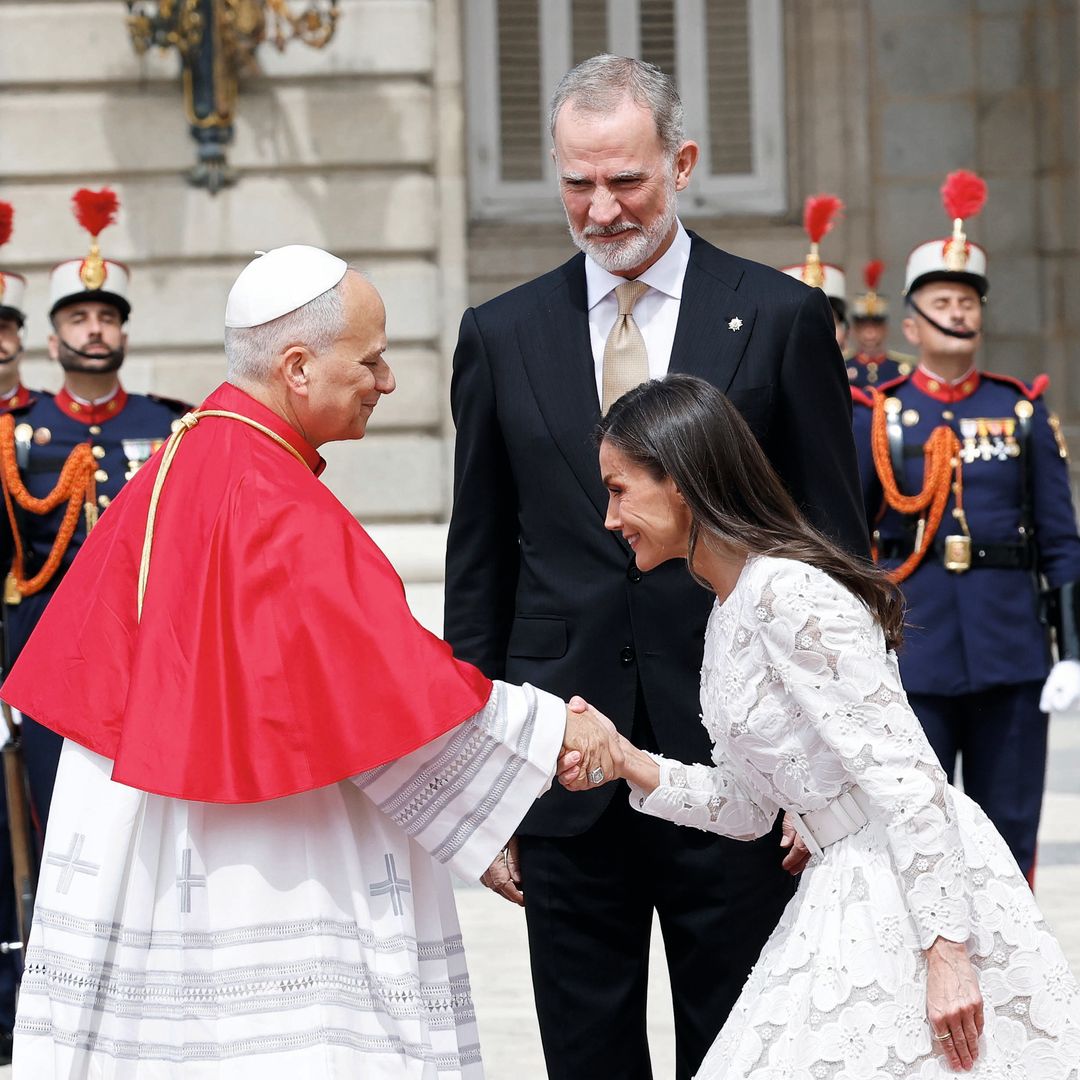 El saludo de los Reyes a su llegada