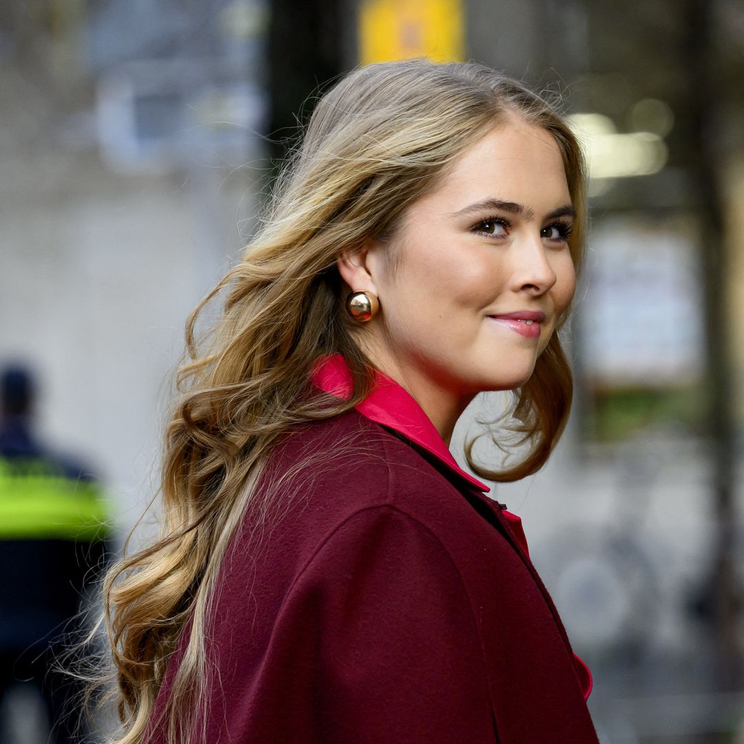 El vestido de Amalia de Holanda para felicitar la Navidad es español: los secretos del idilio de las princesas con el 'made in Spain'