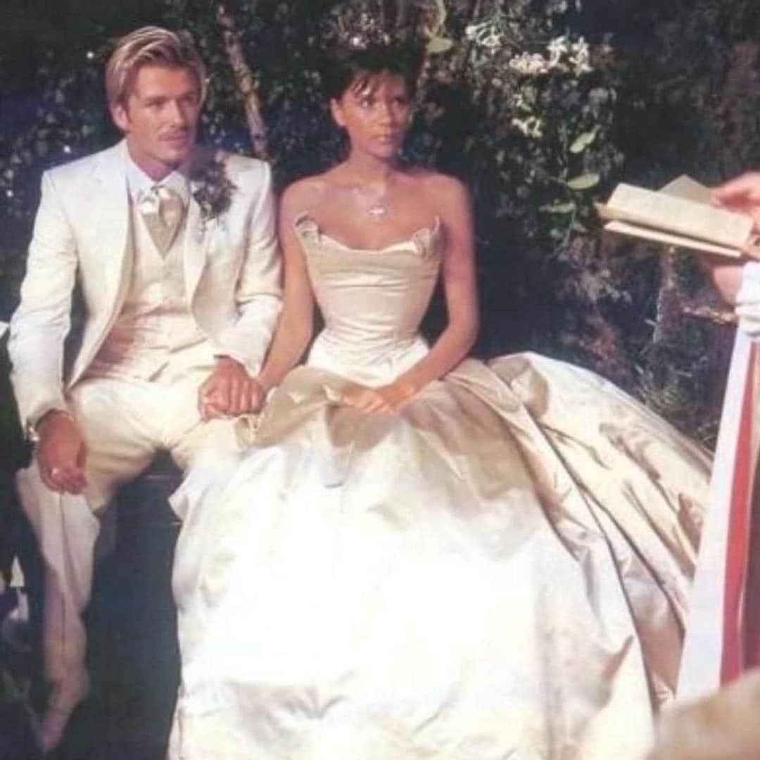 Una corona de oro y dos impactantes diseños que hoy no llevaría: así fueron los vestidos de novia de Victoria Beckham