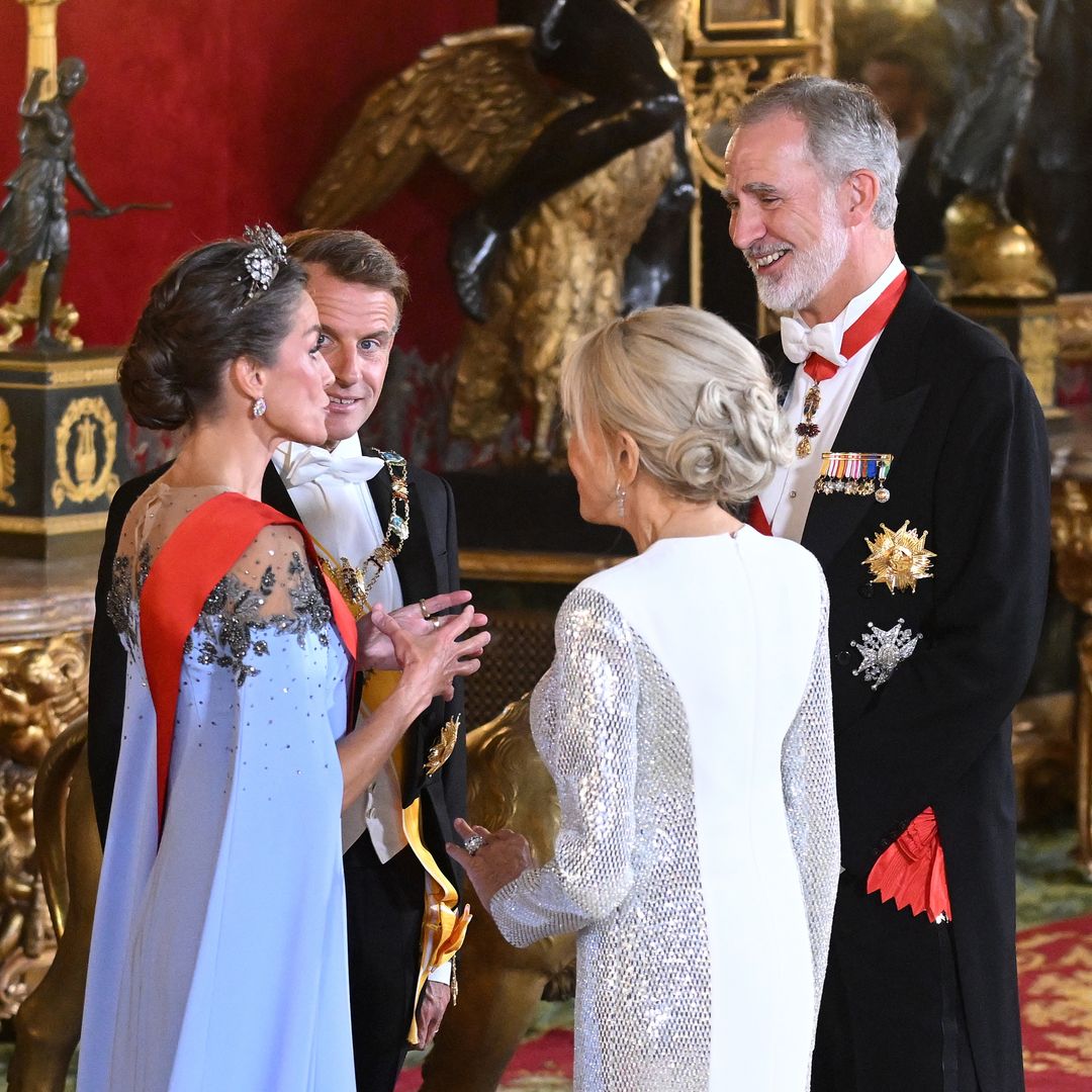 De las miradas cómplices de Letizia y Brigitte a los mensajes entre Felipe VI y Macron: las fotos de lo que no se vio en la gran noche del Palacio Real
