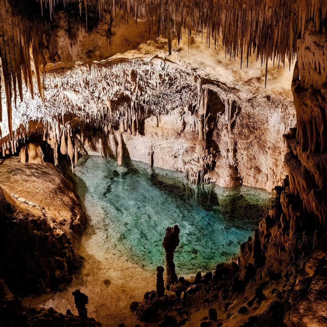 Lago en las cuevas del Drach en Mallorca