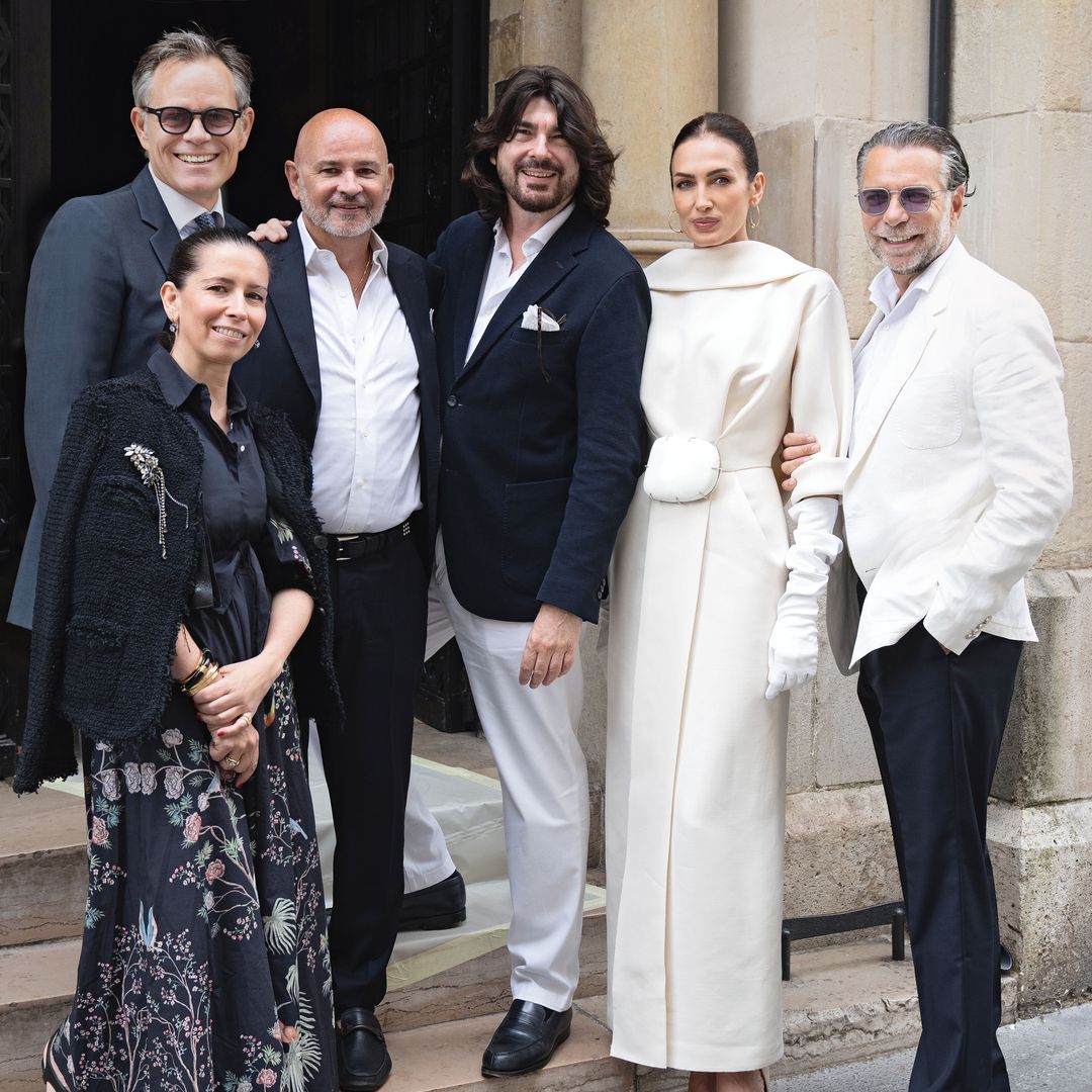 Nieves y Bill contrajeron matrimonio ante su círculo más íntimo de familiares y amigos. En la imagen, los recién casados con algunos de ellos, de derecha a izquierda, el diseñador Stéphane Rolland, que además de testigo de la novia fue el autor del 'look' nupcial; su pareja, Pierre Martinez; el fotógrafo Oleg Covian y su mujer, Almudena Roca de Togores, que también fue testigo de Nieves