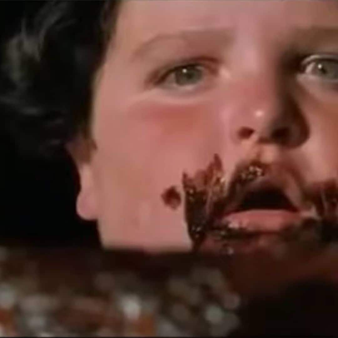 ¡Irreconocible! El sorprendente cambio físico de Bruce, el niño que se comía una tarta en 'Matilda'