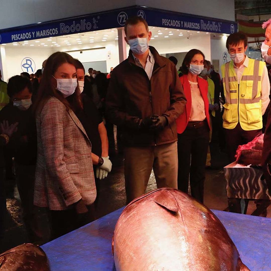Entre puestos de pescado, verdura y fruta: así ha sido el recorrido de los Reyes por Mercamadrid