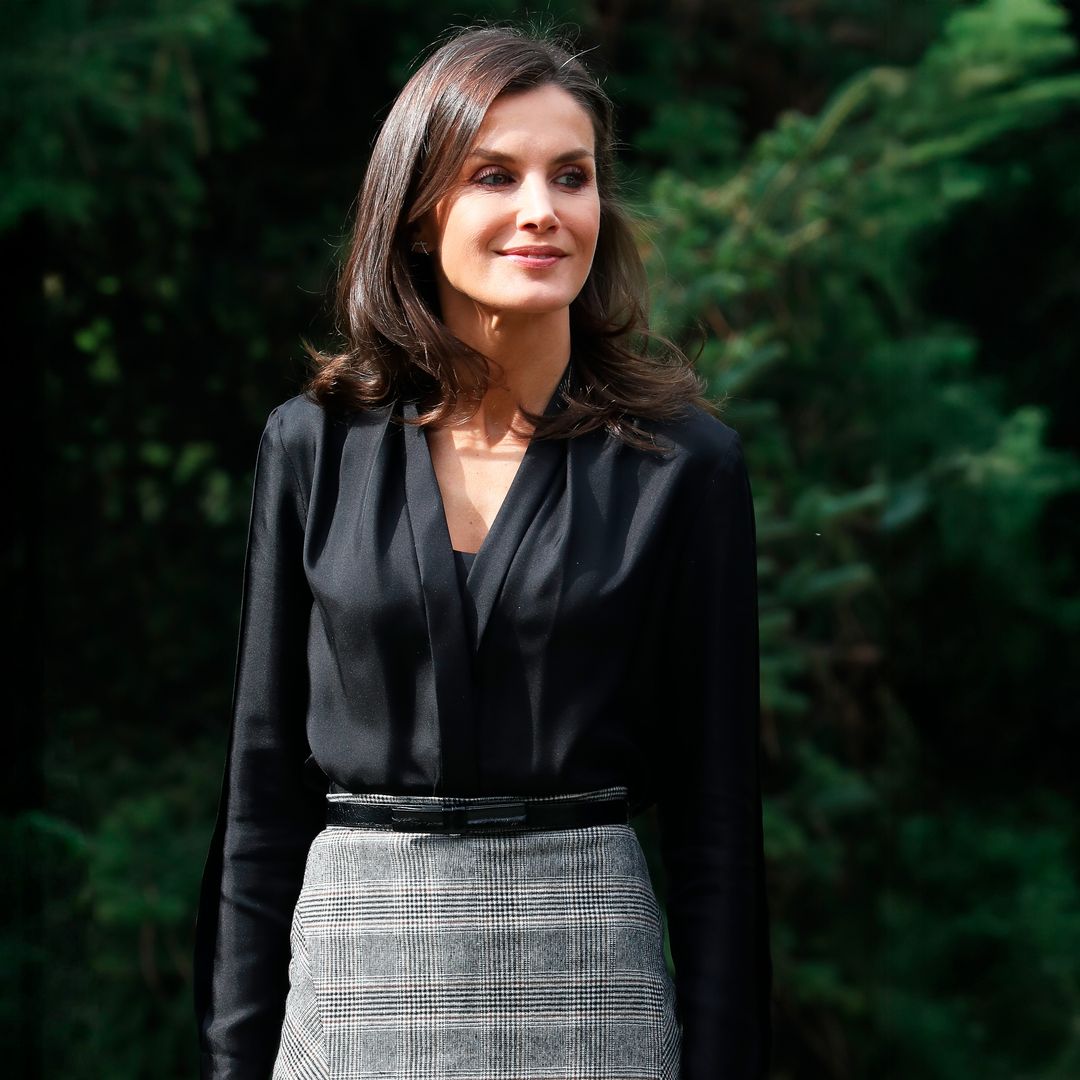 De Rajwa de Jordania a la reina Letizia: la falda estampada que une a las 'royals' y nunca pasa de moda