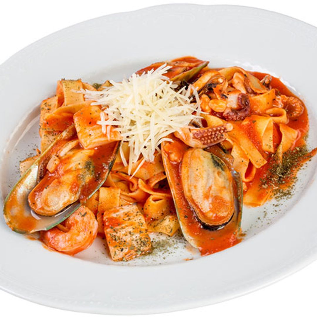 Pasta con pulpo, mejillones y gambas