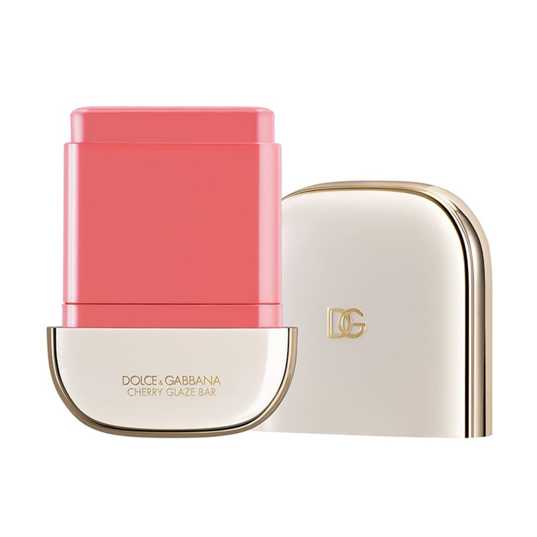Cherry Glaze Bar en el tono Demure Rose, de Dolce & Gabbana. Un colorete en stick que consigue 24 horas de glow con su velo luminoso de color, resistente al agua y al sudor.