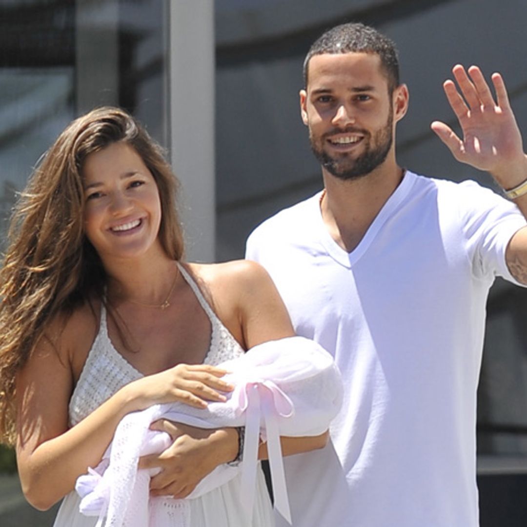 Malena Costa y Mario Suárez ponen rumbo a Londres con su pequeña Matilda