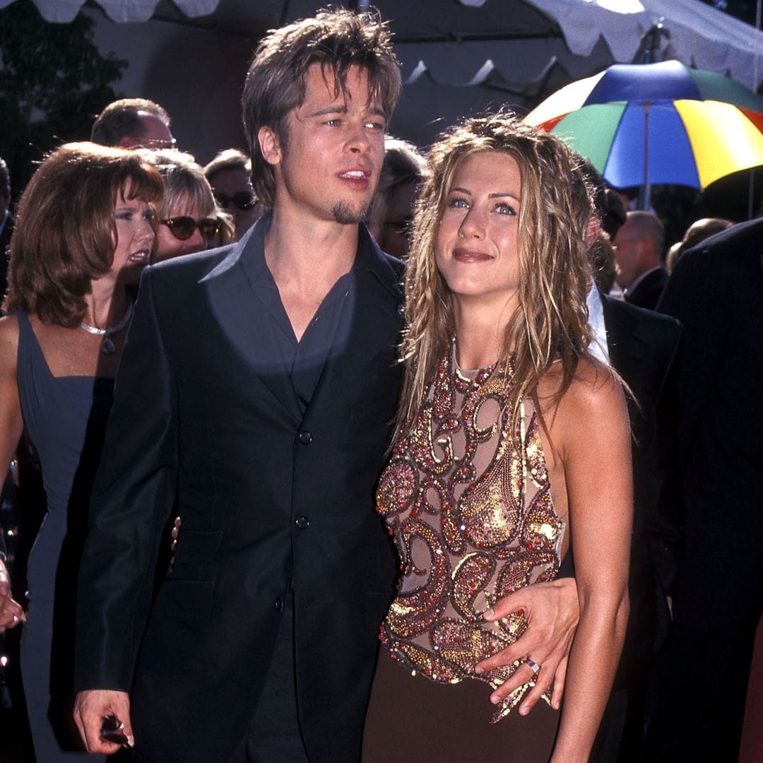 Jennifer Aniston confirmó su relación con Brad Pitt en los Premios Emmy y su look nos sigue enamorando 26 años después
