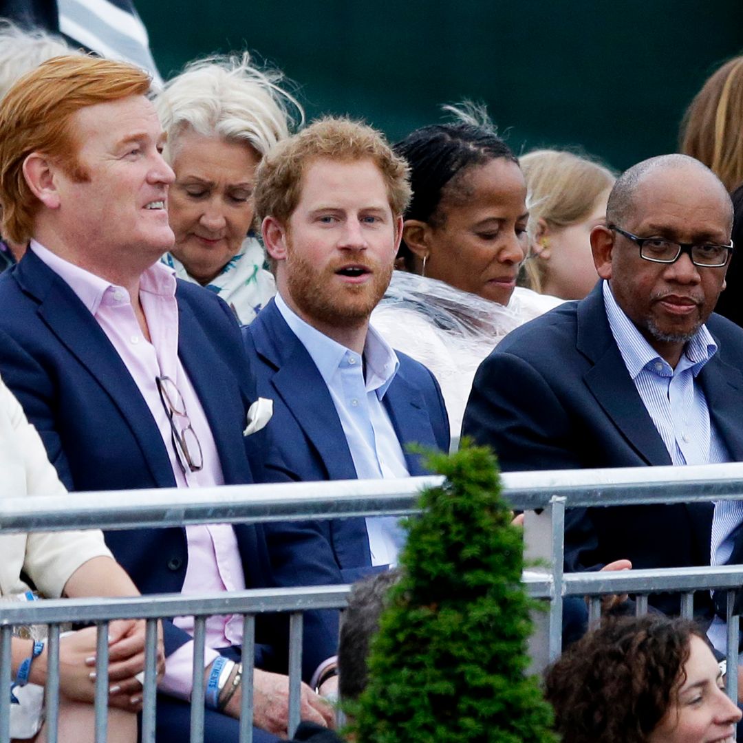 Mark Dyer, el príncipe Harry y el príncipe Seeiso de Lesoto durante un concierto para recaudar fondos para Sentebale en el Palacio de Kensington en junio de 2016