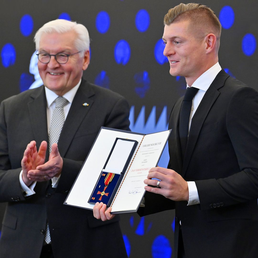 El momento "quiero ser como Beckham" de Toni Kroos: recibe la Cruz de Caballero de la Orden del Mérito de Alemania en el Bernabéu