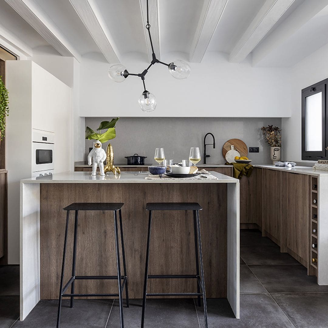 Alerta tendencia: 10 cocinas sin muebles altos a las que no les falta almacenaje (ni estilo)