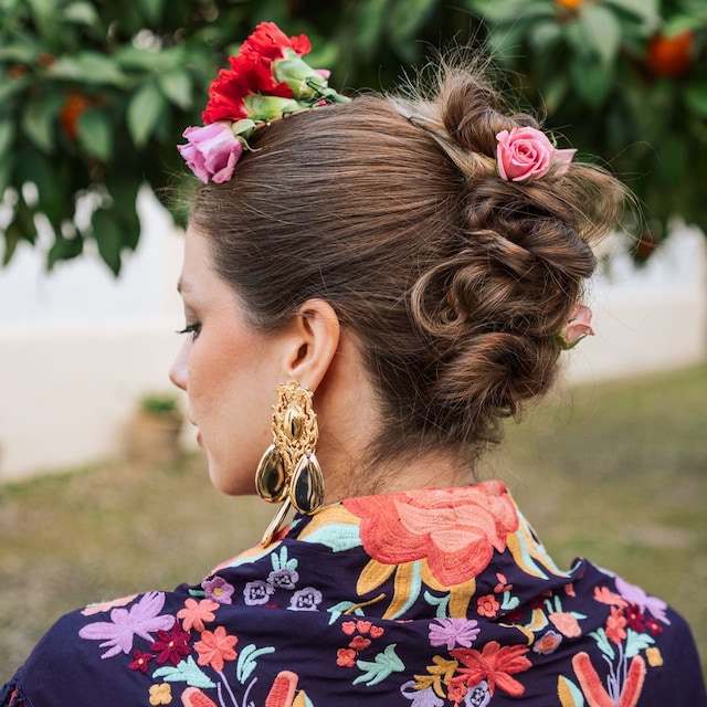 Peinados para la feria de abril de Sevilla con flores frescas