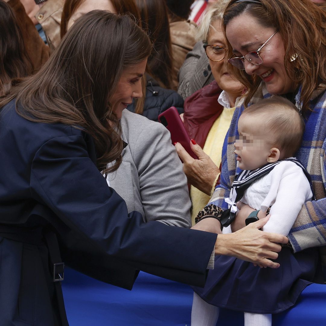 La reina Letizia sorprende con gabardina y el bajo deshilachado de sus vaqueros en su look más cercano y juvenil