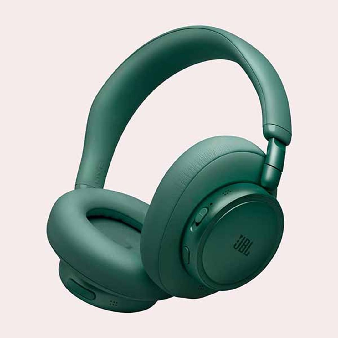Unos auriculares con cancelación de ruido