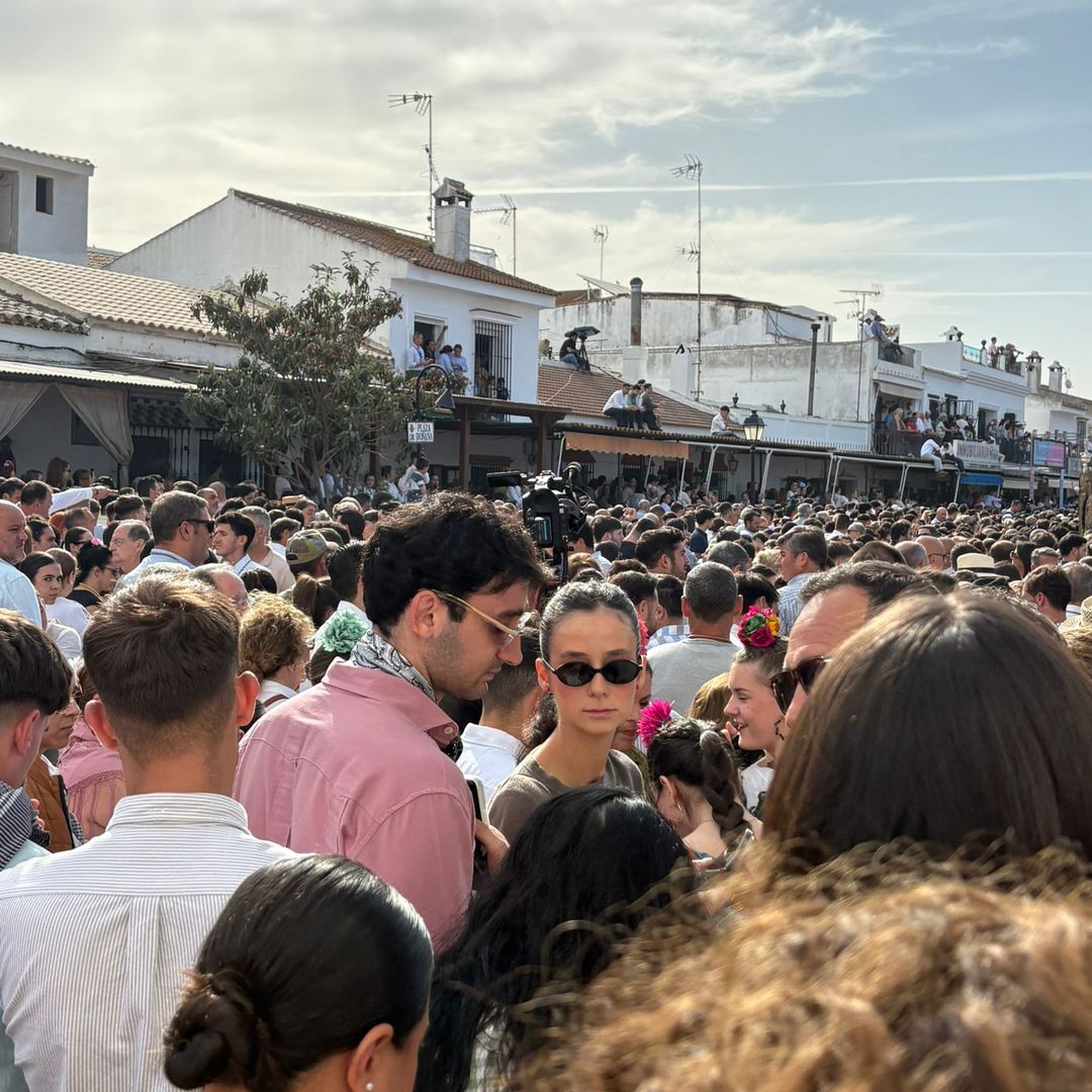 IMÁGENES EXCLUSIVAS. Victoria Federica vive su Rocío más especial: inseparable de su novio en la emblemática procesión