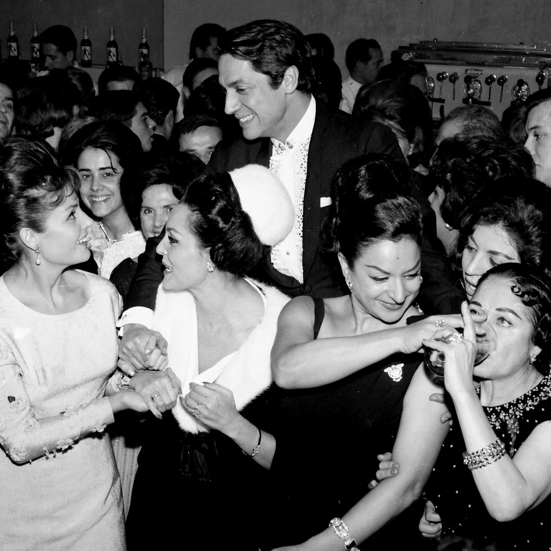 Un gran retrato de la fiesta para el bautizo de Rosario, hija de la cantante y bailaora española Lola Flores; (de izquierda a derecha) las actrices Carmen Sevilla y Paquita Rico, Lola Flores y la cantante española Estrellita Castro; detrás, el bailarín Antonio, 1963, Madrid, Castilla-La Mancha, España