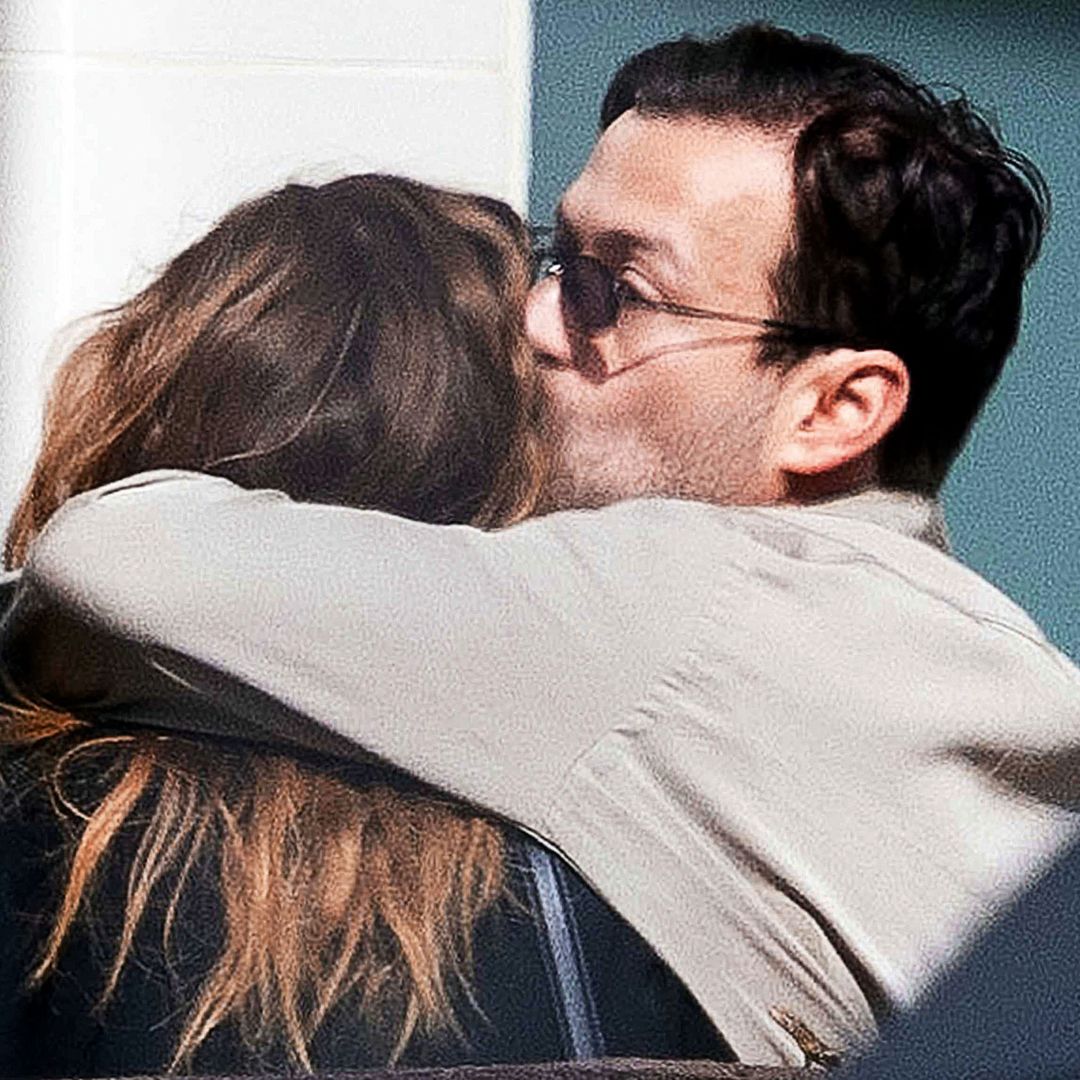 José, el nuevo romance de Chiara, mientras le besa la frente