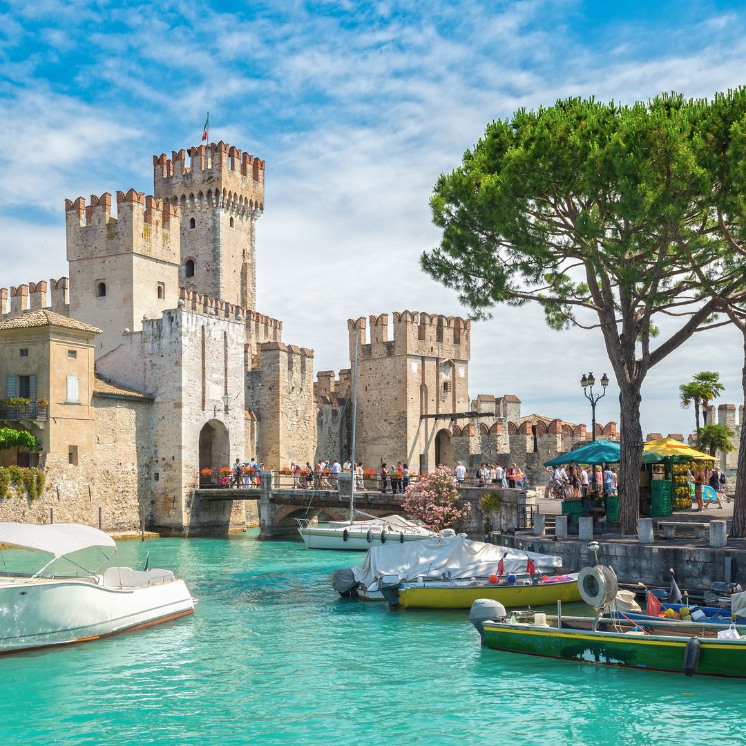 Rocca Scaligera, un encantador castillo en Sirmione, a orillas del lago de Garda, Italia