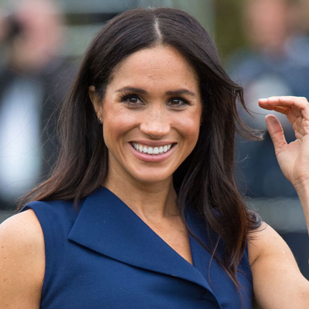 Meghan Markle sorprende con su peinado de moño, que combinó con un look reciclado