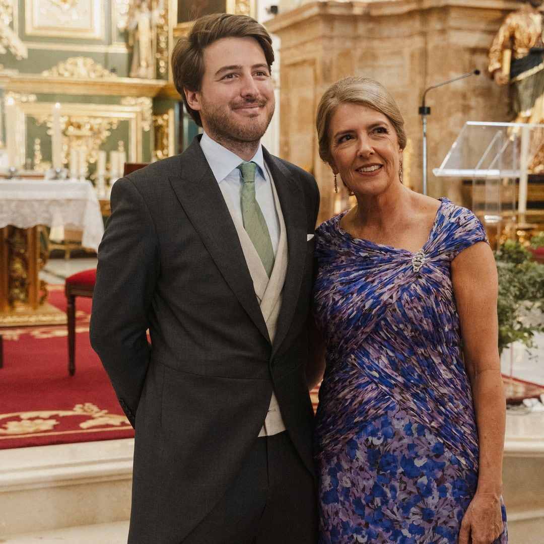 Elena, la madrina con vestido drapeado estampado y broche familiar que triunfó en la boda de su hijo en Marbella