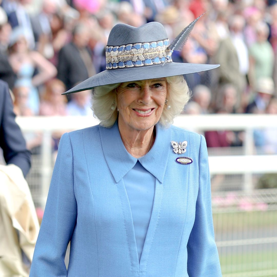 Camilla y el misterio de su broche de mariposa, la joya de Isabel II que durante años se creyó un regalo de Carlos