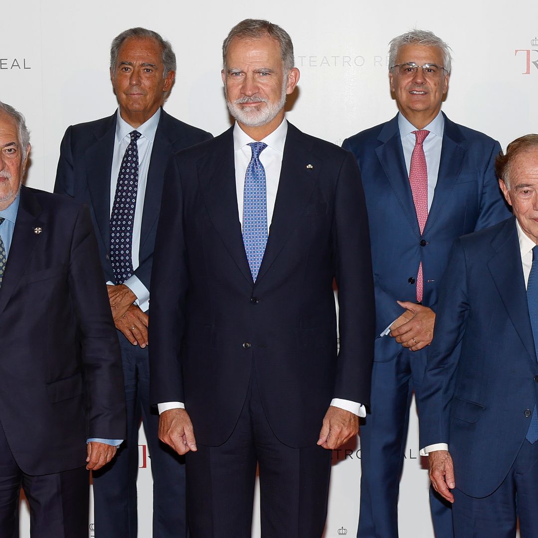 El rey Felipe, sin la reina Letizia, inaugura la temporada en el Teatro Real rodeado de personalidades: todos los detalles y las imágenes