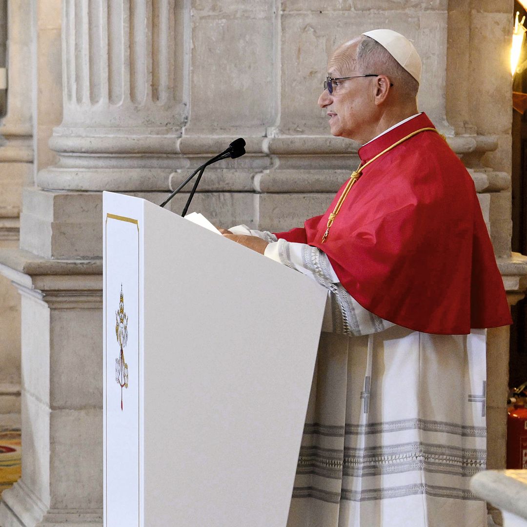 León XIV pronunciando su discurso en el salón de Columnas; palabras que los Reyes y sus hijas escucharon muy atentos