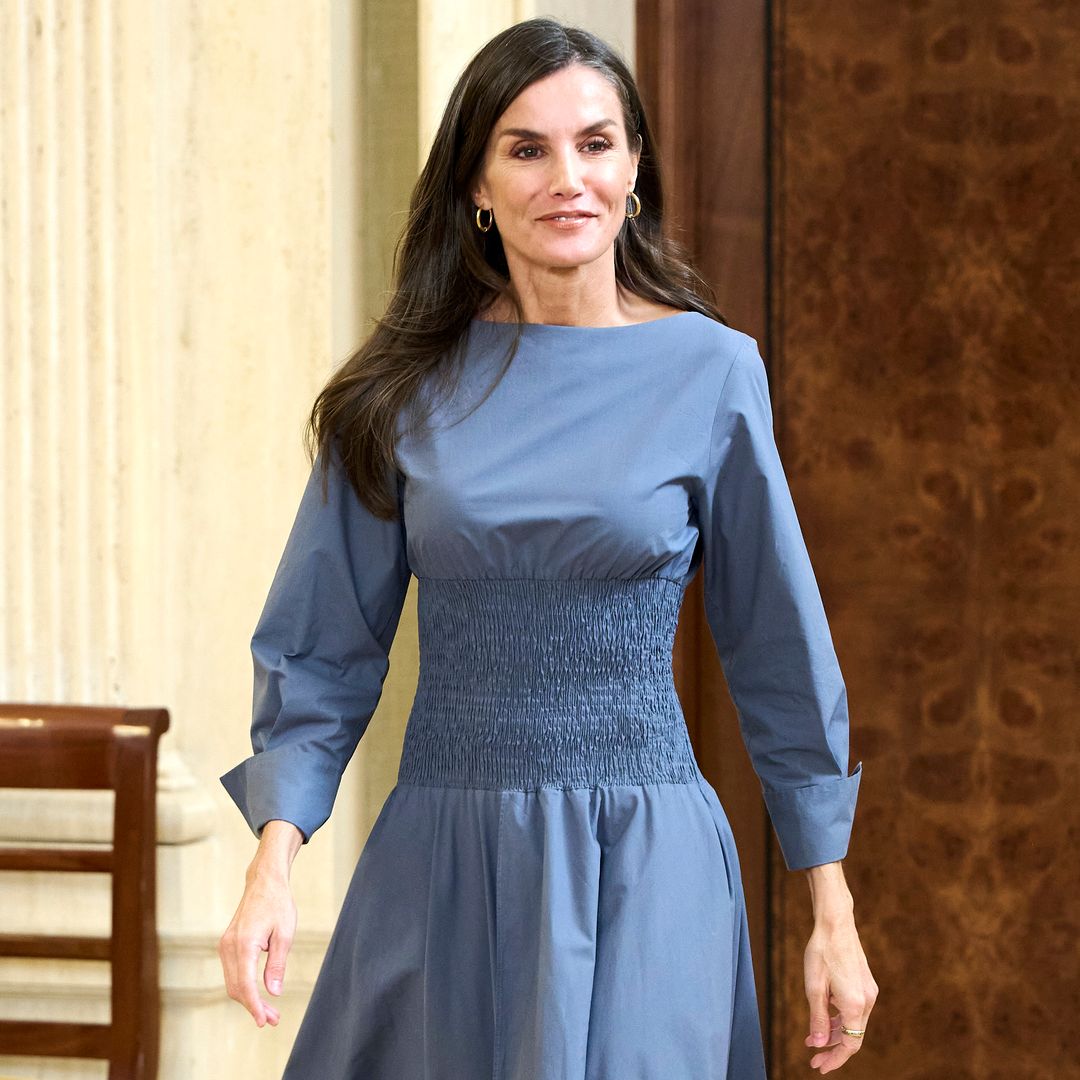 La reina Letizia da una nueva vida a su vestido 'cintura de avispa' de rebajas
