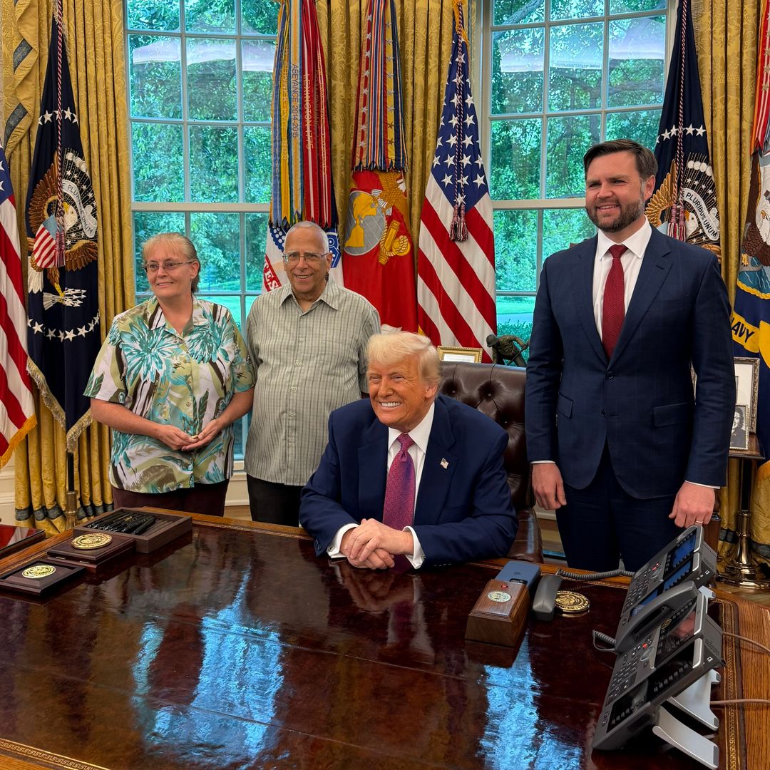 Donald Trump recibe en la Casa Blanca al hermano del papa León XIV