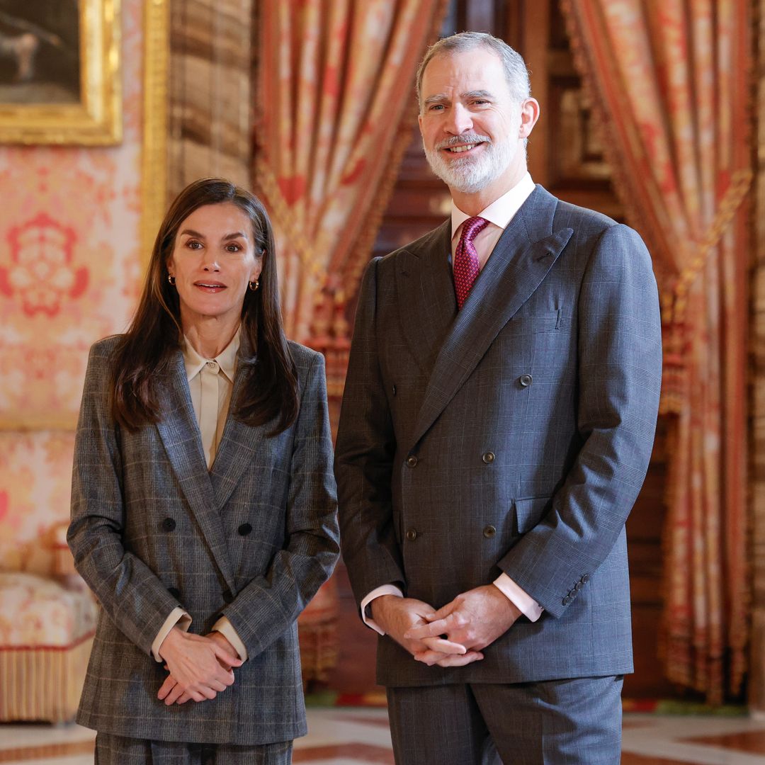 La reina Letizia, la ‘royal’ que también triunfa con looks masculinos: traje de cuadros a juego con el Rey y mocasines