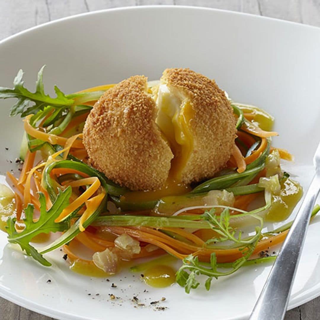 Huevos encapotados sobre cama de verduras