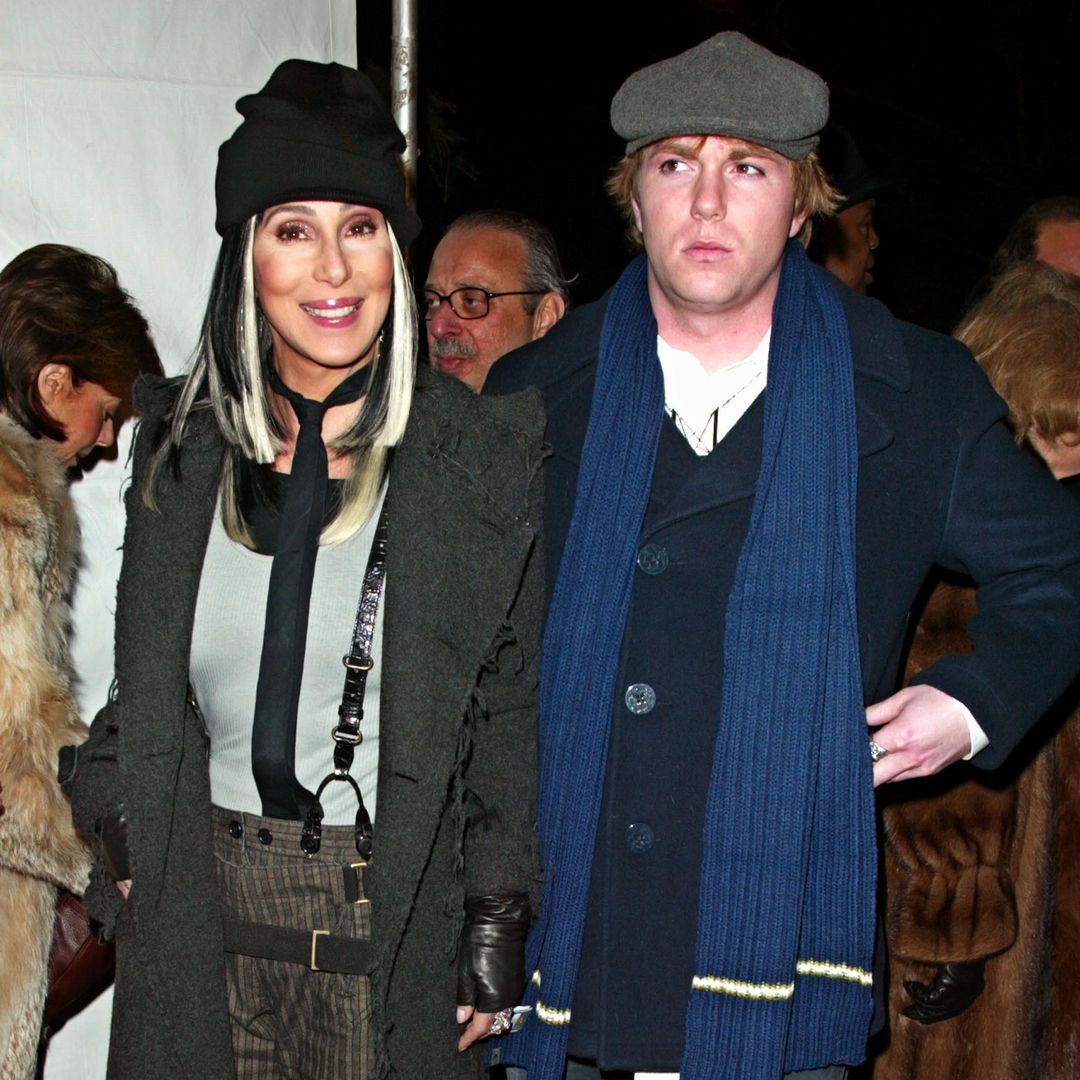 Cher y su hijo Elijah Blue Allman en el estreno de "Stuck on You" en 2033