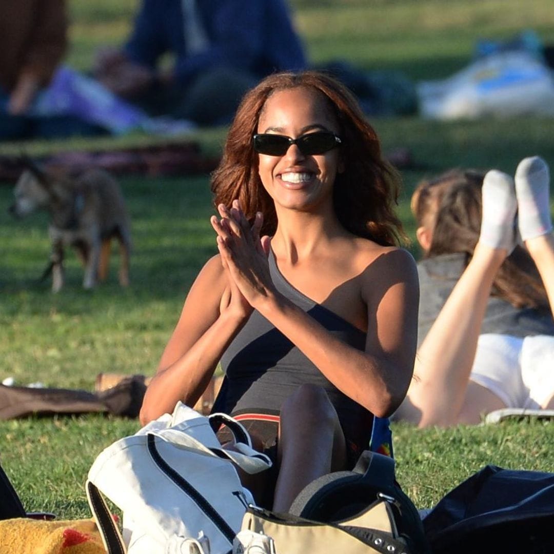 El adorable encuentro de Malia Obama con un pequeño en un parque en Los Ángeles