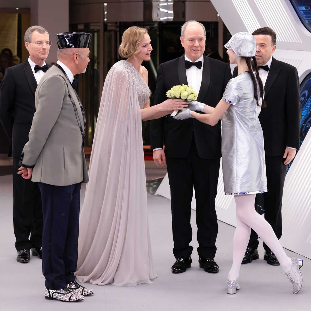 El príncipe Alberto de Mónaco, la princesa Charlene y el diseñador Christian Louboutin llegan al 'Bal de la Rose'