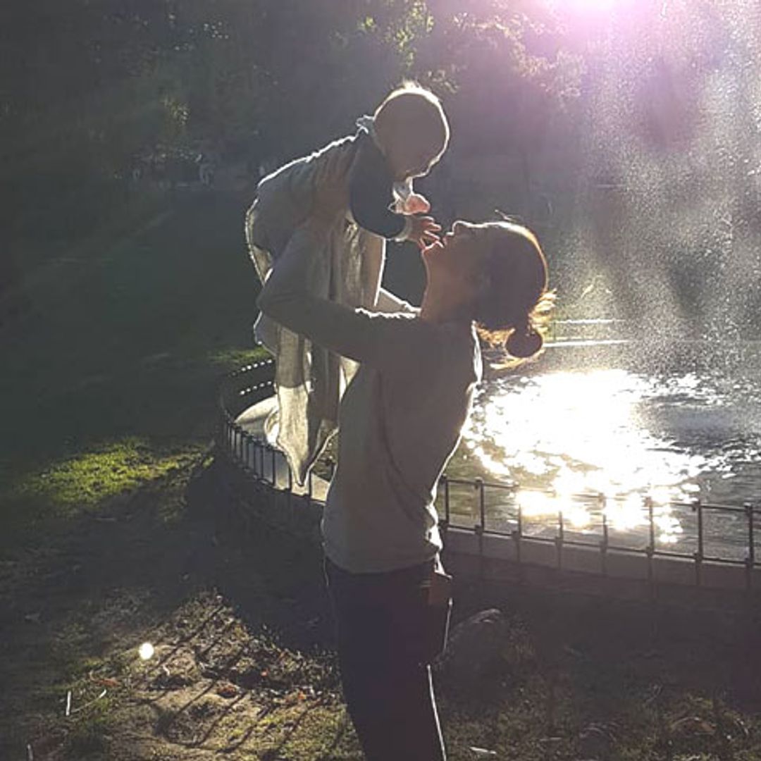 ¡Reto superado! Cayetano, el hijo de Eva González, se estrena en los columpios