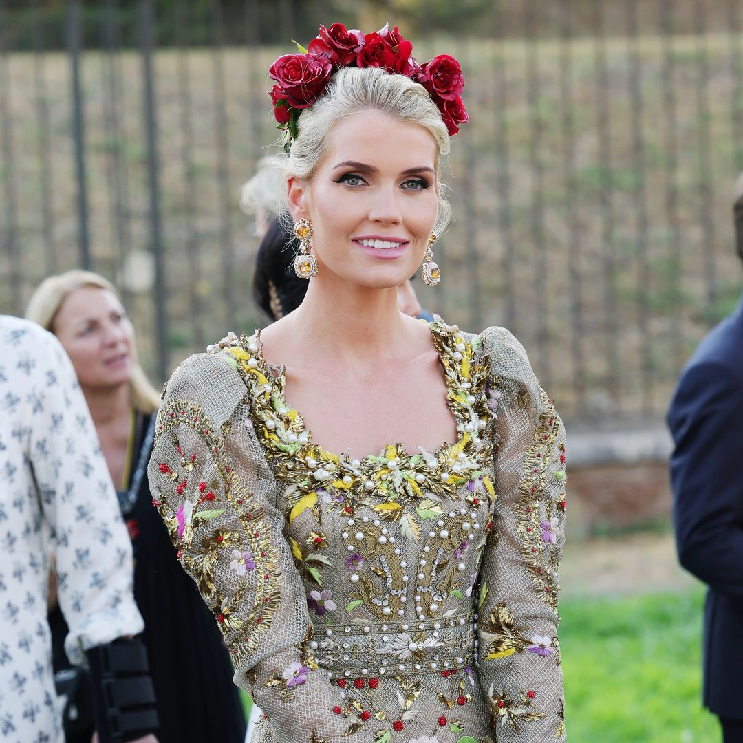 Kitty Spencer, una diosa romana (con acento británico) en el desfile más teatral de Dolce & Gabbana