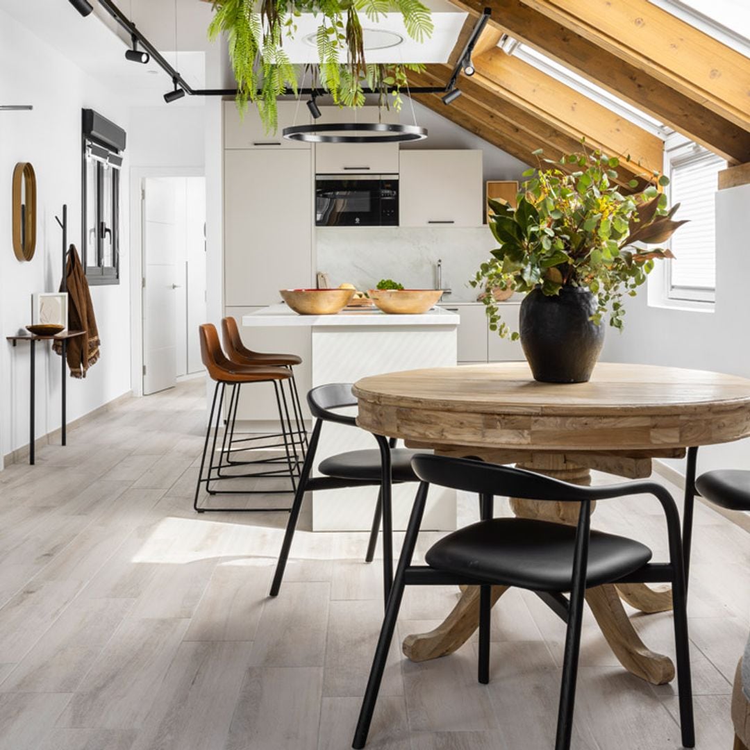 Este ático de Bilbao te enamorará por sus techos abuhardillados y su estilo contemporáneo