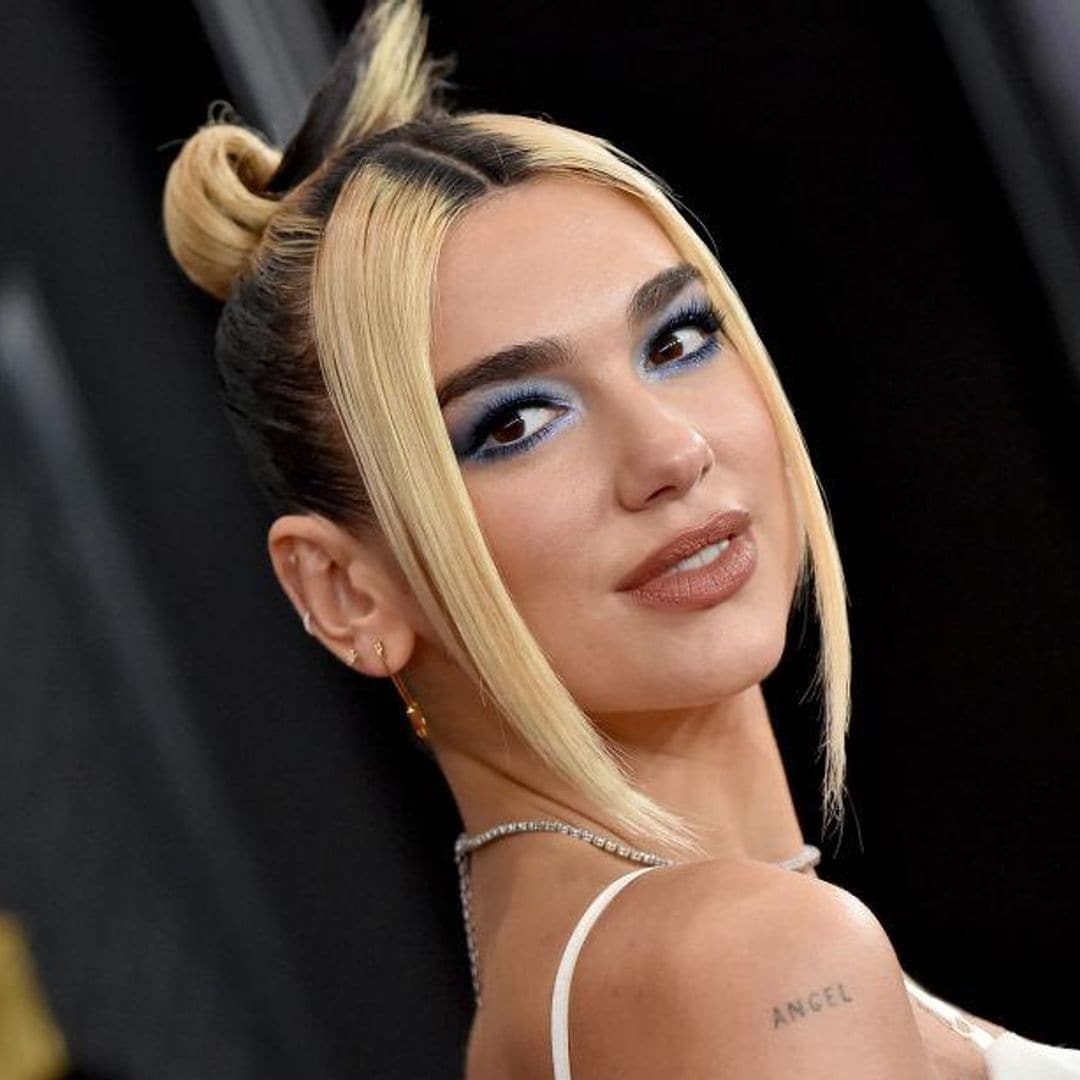 La sombra de ojos azul es tendencia este 2024 y Dua Lipa lo confirma