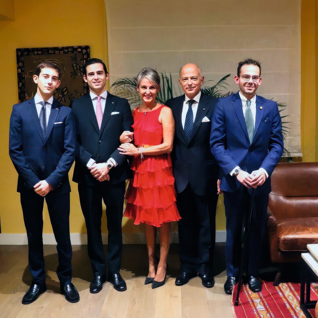 El príncipe Kubrat y Carla Royo-Villanova con sus hijos, Mirko, Lucas y Tirso