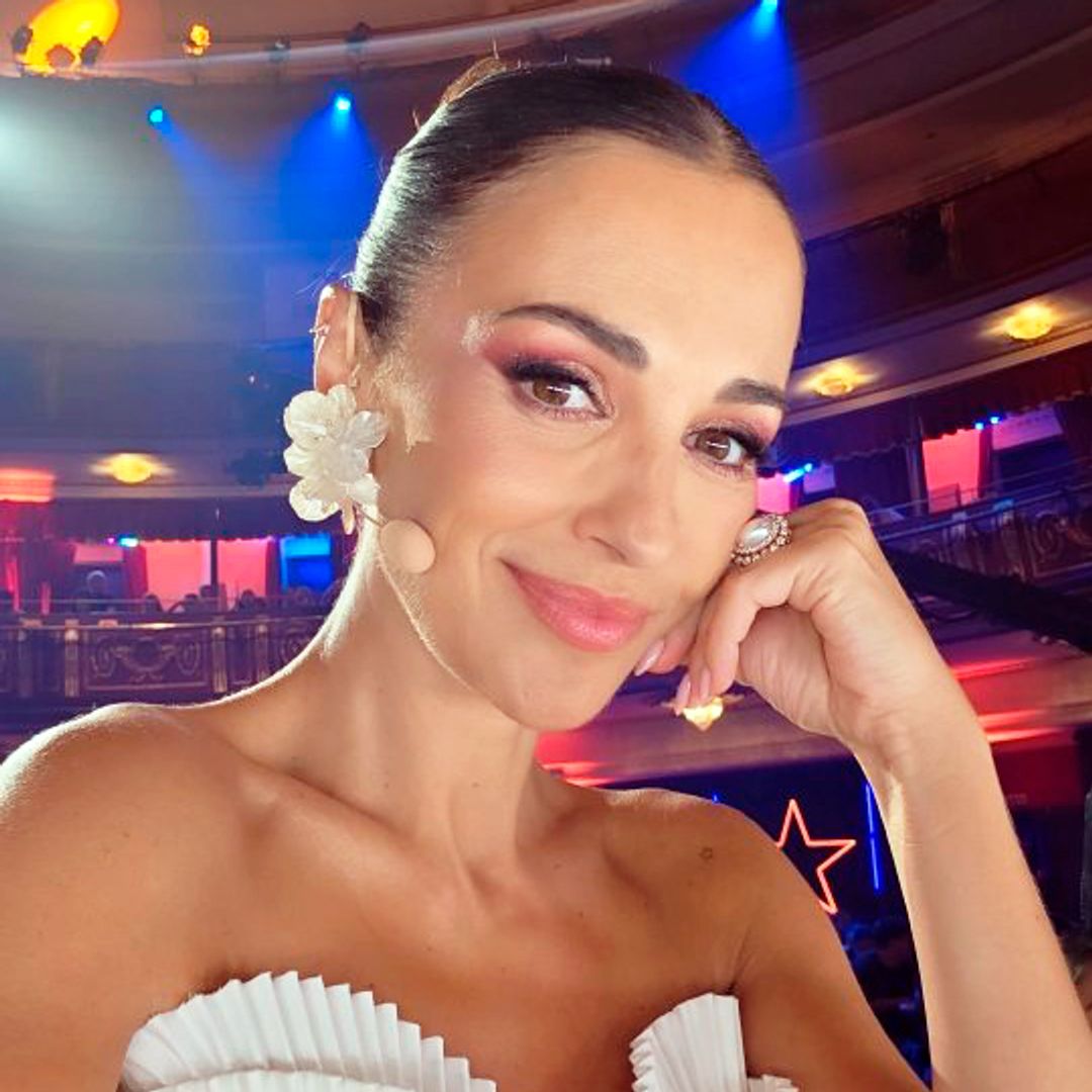 Paula Echevarría adelanta el peinado más todoterreno del verano: un moño fresquito que puedes llevar de la playa a un evento